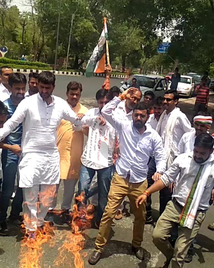 dadaryambar's tweet image. कर्नाटका चुनाव में भाजपा द्वारा लोकतंत्रत से खिलवाड़ किया गया है जिसके विरोध में आज भोपाल में नरेंद्र मोदी का पुतला दहन किया गया।
#NSUI_SPOKESPERSON
#KarnatakaVerdict 
@nsui @INCMP @INCIndia @RahulGandhi @digvijaya_28 @IYC @divyaspandana @rssurjewala @VipinWankhede_