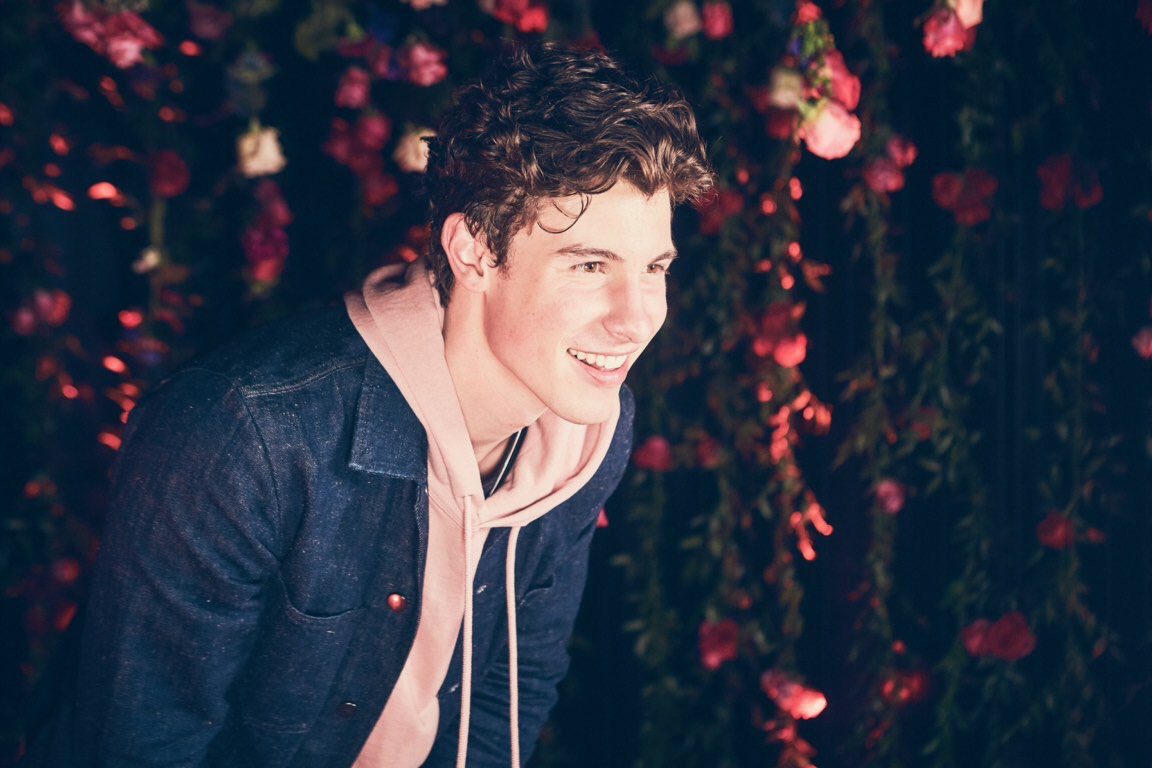 ShawnMendesFans's tweet photo. How is Shawn even real? Such an angel. 💙

(📸: @ShawnAccess) https://t.co/mEthFHtyCM