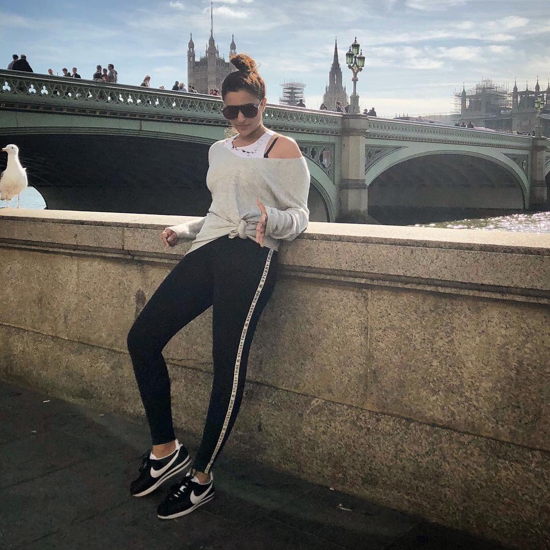 ParineetiChopra's tweet photo. Thoughts become things 
🎥😎 #NamasteEngland And as @Varun_dvn says, these are not the clothes I am wearing in the film! https://t.co/nyAInrKtPY