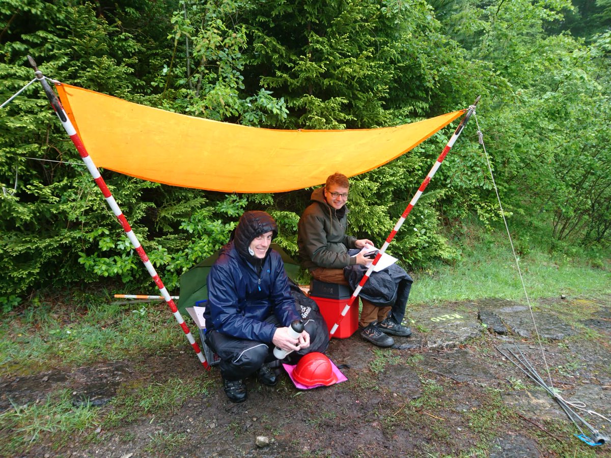 G2015_FHNW's tweet photo. Wir sind auch übertage unterwegs. Deformationsmessungen am Schwanderbärgli in Brienz. #Regenmachtschön #steilischgeil https://t.co/hGVJJfSyFs
