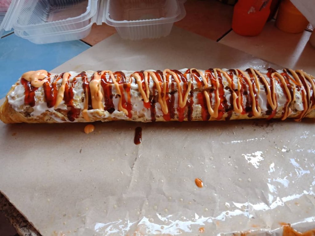 haziq_hamizan's tweet photo. Roti John Semerah Padi Dekat selayang mall macam macam jenis ada siapa yang suka roti john tu meh la bazar selayang mall. InsyaAllah cuba nak lagi 😋 siap harga sekali. kasi rt satu kali😛 ajak kawan2. https://t.co/KTjQyLt14g