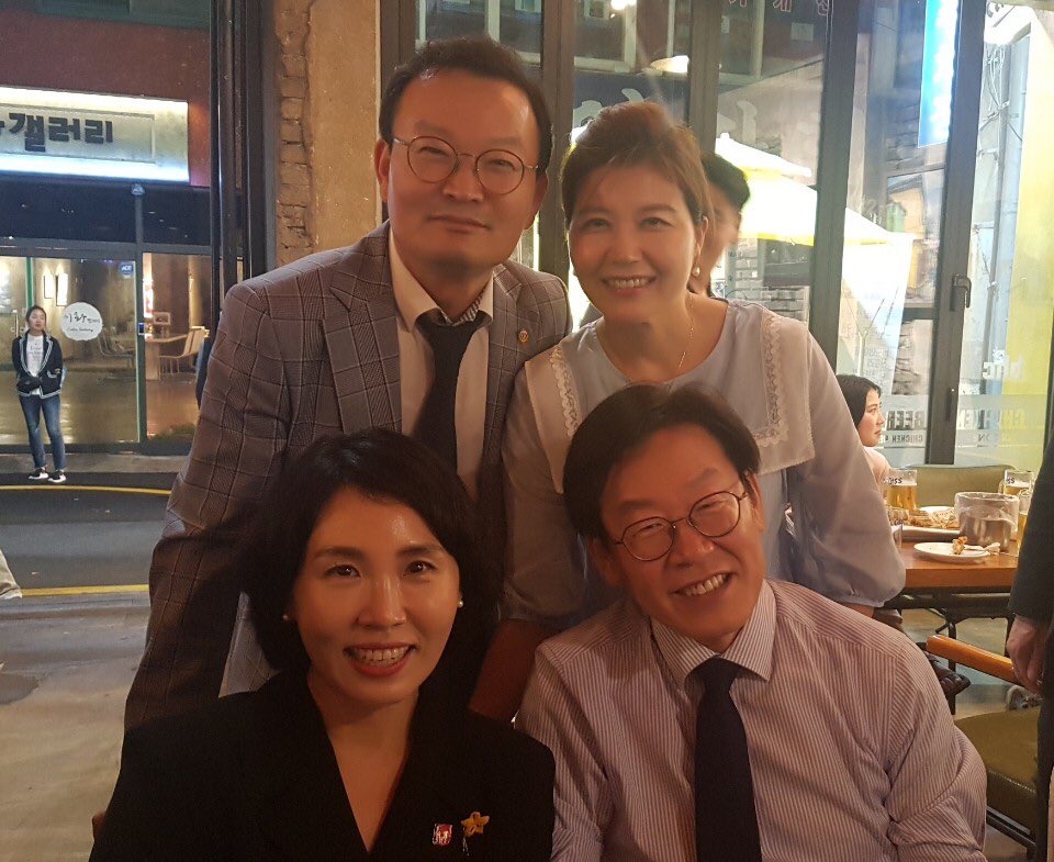 <5.18 전야제가 끝난 후..고생 하셨습니다>
행사참여 단체들 뒷풀이 장소에 격려차 방문했다 참 많은 분들을  만났습니다.
광주평화재단,광주시민의힘, 광주5월여성회,노무현재단 등 단체원들과 이용빈광산갑위원장뿐외에도 부산 등 전국서 온 민주동문회,심지어 일본에서 오신분들까지..감사합니다