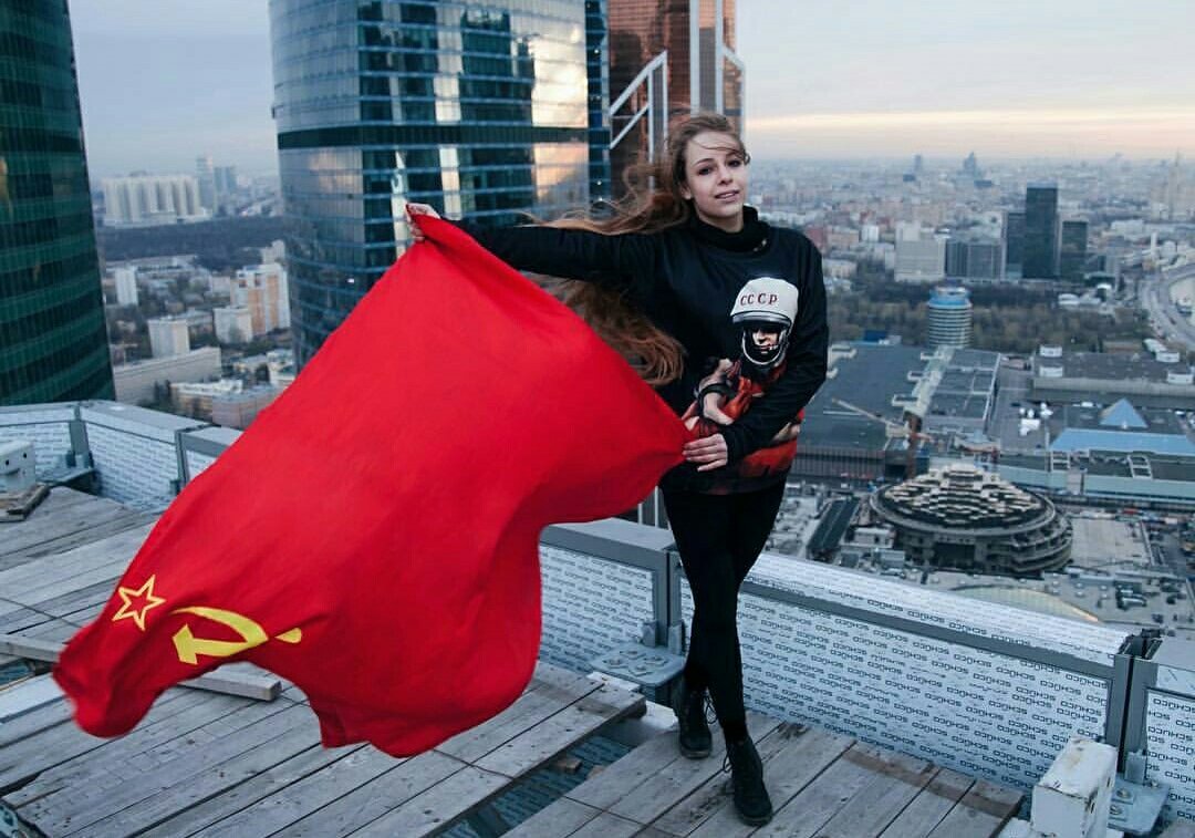 женщина с флажком. женщина с красным знаменем. красные флаги в девушках. человек с флагом. красные флаги в девушках.