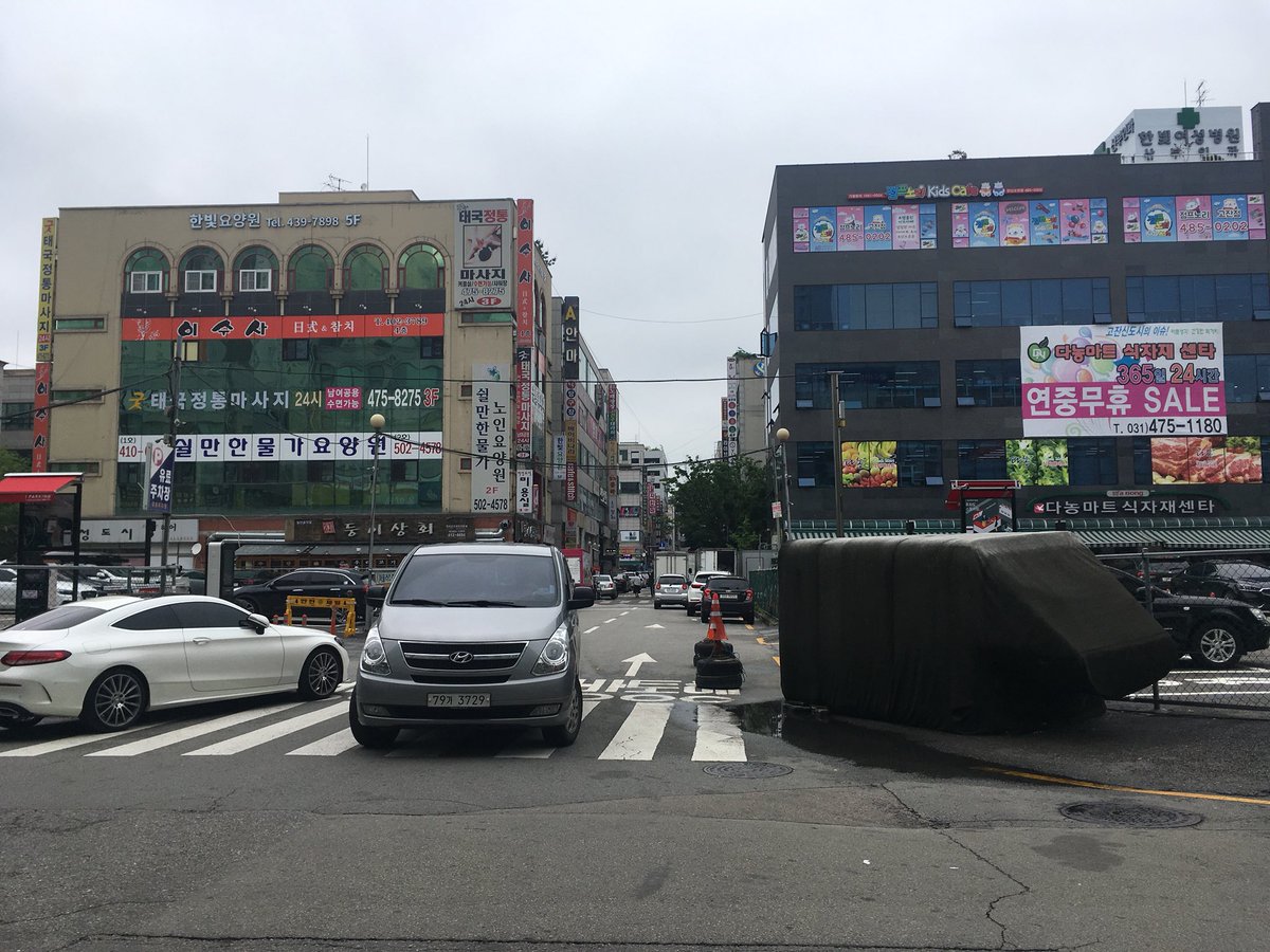 azzang0's tweet photo. @ansan_minwon 고잔신도시 양쪽 주차장이 일방통행임에도 불구하고 주차장 차량들이 반대로 나와 저녁이나 차가 많을때는 정체가 극심합니다. 주차장측에 일방통행 표지를 권고하거나 주차하는 사람들에게 알려야 할것 같습니다. 사진 찍을 때에도 나오고 있네요. 대부분이 일방통행을 지키지 않습니다 https://t.co/xbt2YBbIlc