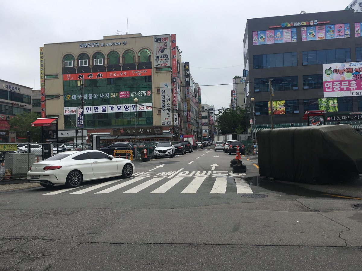 azzang0's tweet photo. @ansan_minwon 고잔신도시 양쪽 주차장이 일방통행임에도 불구하고 주차장 차량들이 반대로 나와 저녁이나 차가 많을때는 정체가 극심합니다. 주차장측에 일방통행 표지를 권고하거나 주차하는 사람들에게 알려야 할것 같습니다. 사진 찍을 때에도 나오고 있네요. 대부분이 일방통행을 지키지 않습니다 https://t.co/xbt2YBbIlc
