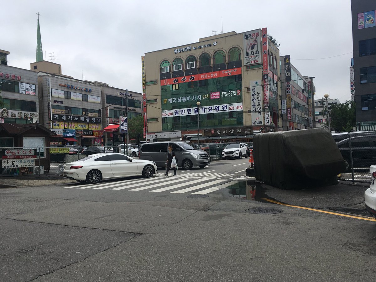 azzang0's tweet photo. @ansan_minwon 고잔신도시 양쪽 주차장이 일방통행임에도 불구하고 주차장 차량들이 반대로 나와 저녁이나 차가 많을때는 정체가 극심합니다. 주차장측에 일방통행 표지를 권고하거나 주차하는 사람들에게 알려야 할것 같습니다. 사진 찍을 때에도 나오고 있네요. 대부분이 일방통행을 지키지 않습니다 https://t.co/xbt2YBbIlc