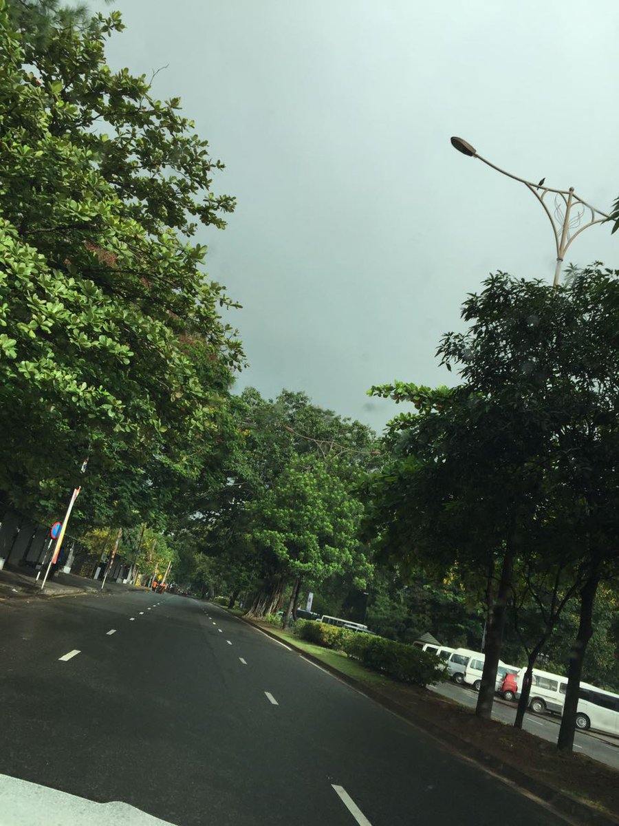 biggzio's tweet photo. #TGIF #SLSAMB going to work this Friday morning. #rainymorning https://t.co/mNcjSUR2Fj