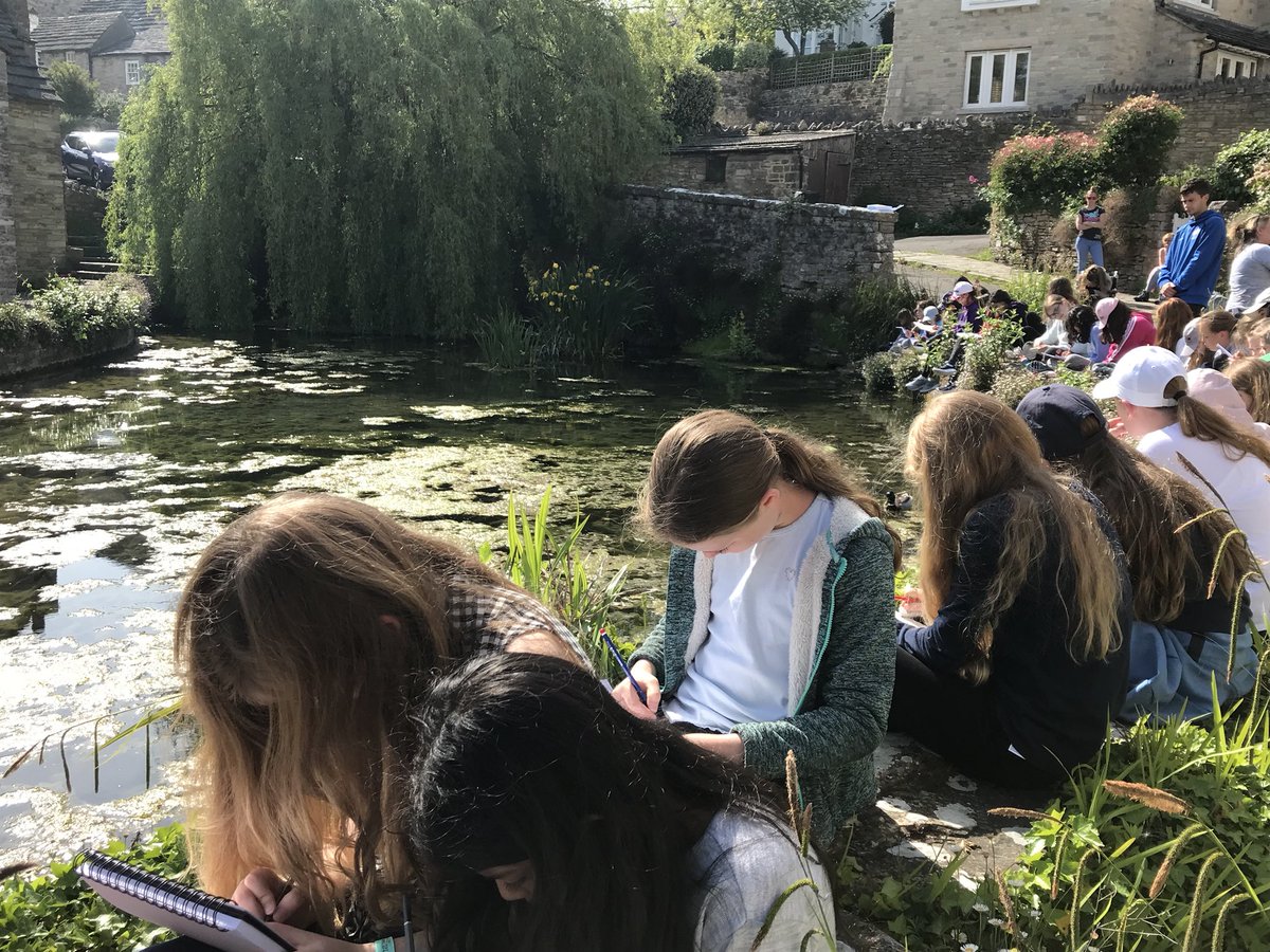 SHSGirlsPrep's tweet image. Totally engrossed in their sketches #learninghabits #absorption #Y5Swanage2018  @CSBWRAY @CStewartSHS @NicolaCowellSHS @fraserteach @kingcantsing