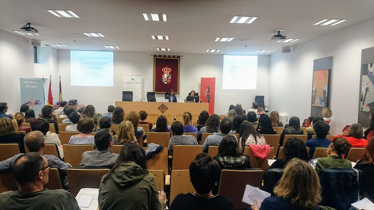 AteneaCLM's tweet photo. Yolanda Nieves, consultora de investigación de Fundación Atenea, presentando el estudio "Prácticas de riesgo y presencia del consumo de drogas: análisis a través de los foros de prostitución" #GéneroyDrogas #FundacionAtenea #Albacete #AteneaCLM https://t.co/klumTyinl7