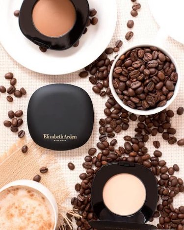 ¡Buenos días sábado! Reconocerás Bouncy Foundation Make Up al momento por su textura gel enriquecida con extractos de café☕️. Revitaliza y despierta tu piel en segundos (y en 8 tonos distintos). #EArdenSpain #MakeUp