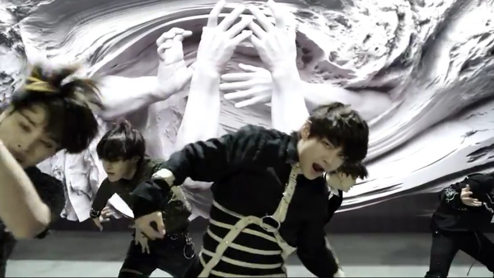 V бтс фейк лав. Bts fake love клип. бтс феке лав. бтс в мантиях. бтс фейк лав группой.