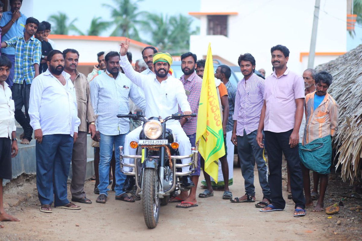 Nadukuditi1's tweet photo. ఎట్చేర్ల నియోజకవర్గం లో మినీ మహానాడు కి రాష్ట్ర గృహనిర్మాణ సంస్థ డైరెక్టర్ శ్రీ NER గారి ఆధ్వర్యంలో పెద్ద ఎత్తున హాజరైన  తెలుగుదేశం నాయకులు ,కార్యకర్తలు. #NERatMiniMahanadu https://t.co/HwIGHRtOKv