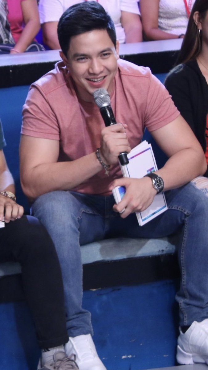 SimplyALDENofcl's tweet photo. @aldenrichards02 captivating smile at may bonus pang 💪🏼💪🏼😉

©️ @EatBulaga https://t.co/vbtnY81O8A