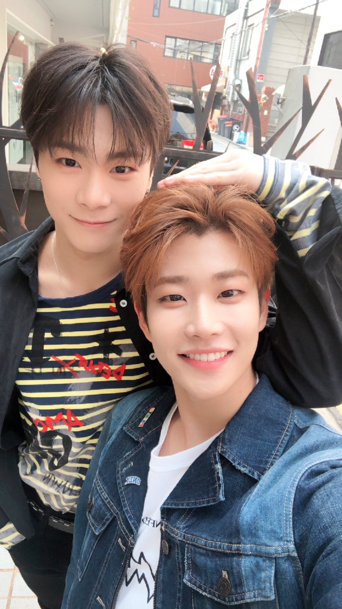 offclASTRO_6's tweet photo. [TRANS] 180427 #아스트로 Official Twitter Update - MJ &amp; Moonbin : AROHA let’s faster meet💕
Writer M-Bin
#WeWillRun https://t.co/keZ25m9X1A