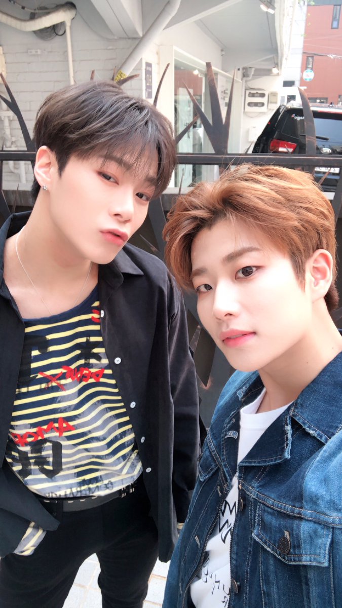 offclASTRO_6's tweet photo. [TRANS] 180427 #아스트로 Official Twitter Update - MJ &amp; Moonbin : AROHA let’s faster meet💕
Writer M-Bin
#WeWillRun https://t.co/keZ25m9X1A