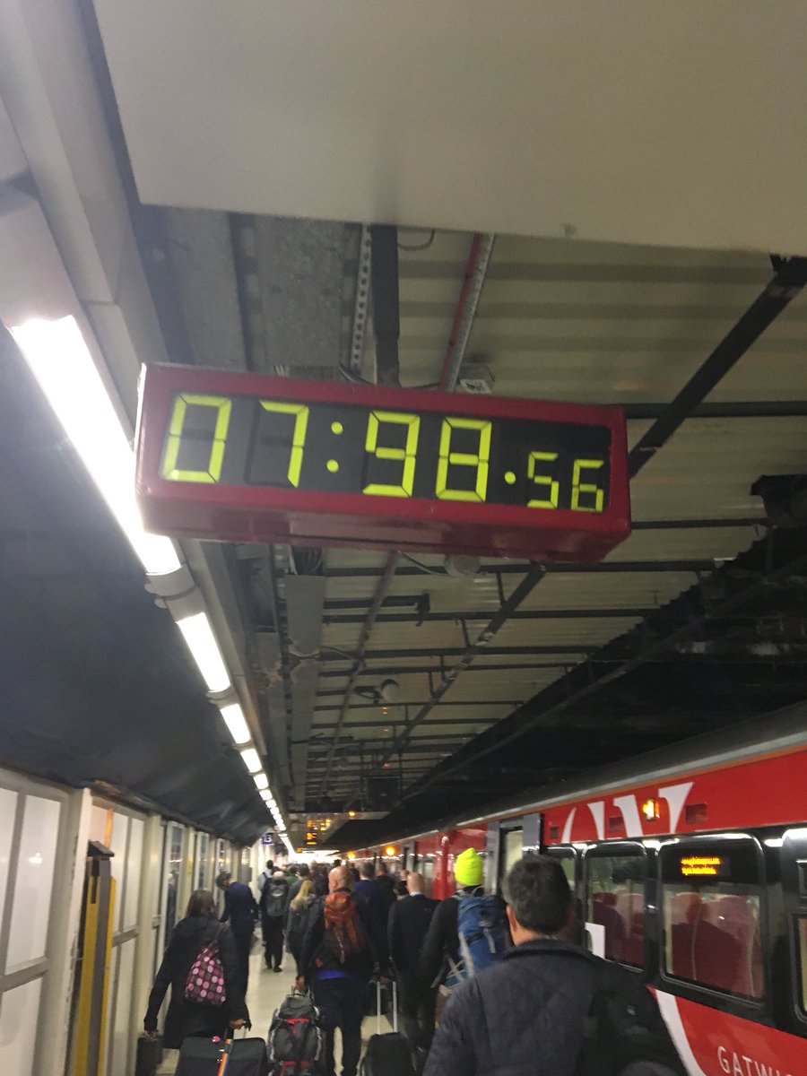 CharlieField's tweet image. Is this the secret to the #newtimetable on @SouthernRailUK and @GatwickExpress - or just a #brokenclock at #LondonVictoria ?!