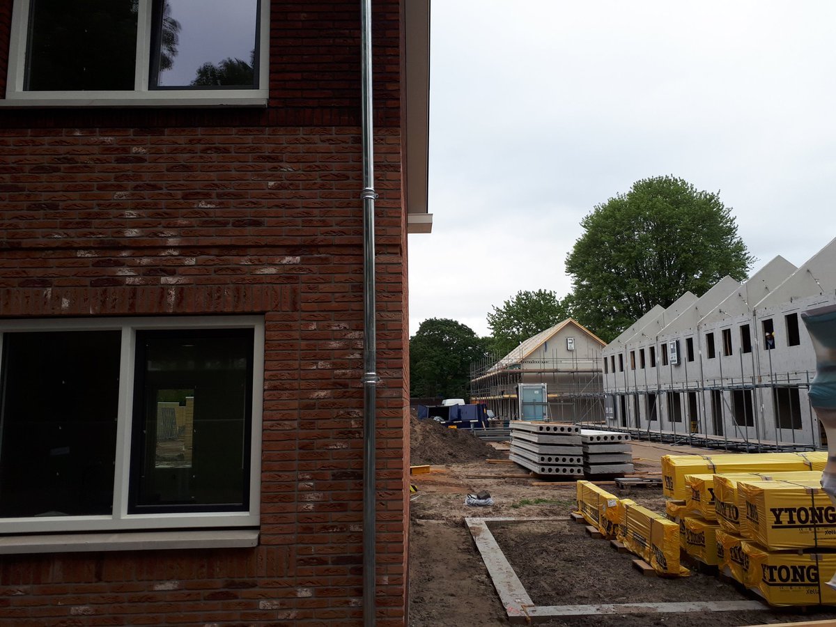 WilcoLubbers's tweet photo. Project Hulsmaatstraat staat er mooi bij! @GoossenTePas @MorgenWonen #Pluswonen #daken en #bergingen @DeGrootVrmshp https://t.co/llaYdD17pf