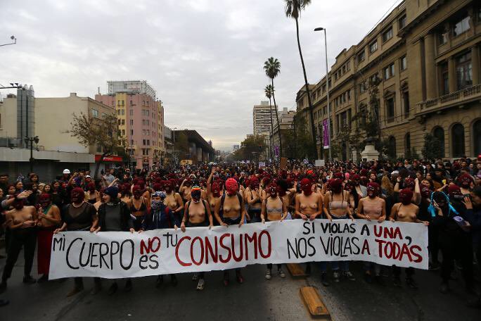 Şili’de tacizle suçlanan bir üniversite profesörünün cezasız kalması ve terfi ettirilmesinin ardından kadın öğrencilerin başlattığı isyan dalgası büyüyor. Santiago'da düzenlenen yürüyüşte binlerce kadın, “Hayır, hayır demektir” sloganları attı. (Cumhuriyet)