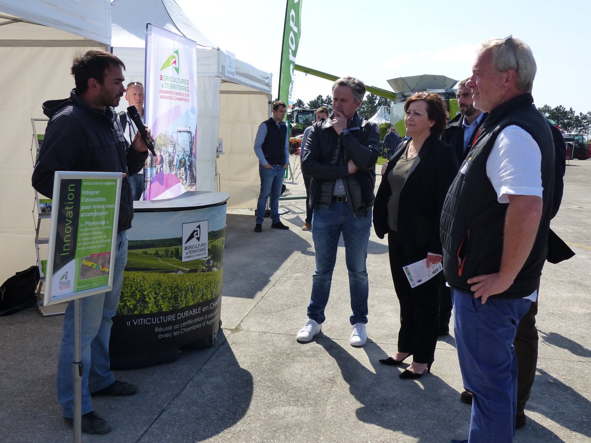 ChambreAgri51's tweet photo. Clap de fin pour #Terresinnovation ! Sur les 2 jours près de 1000 participants se sont rendus à cette 1ère édition. #agriculture #viticulture #innovation https://t.co/qYFRXa0kJ2