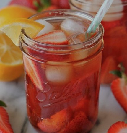 Refresh with this delicious drink while looking for a place to travel. #Redtravel #strawberryicetea