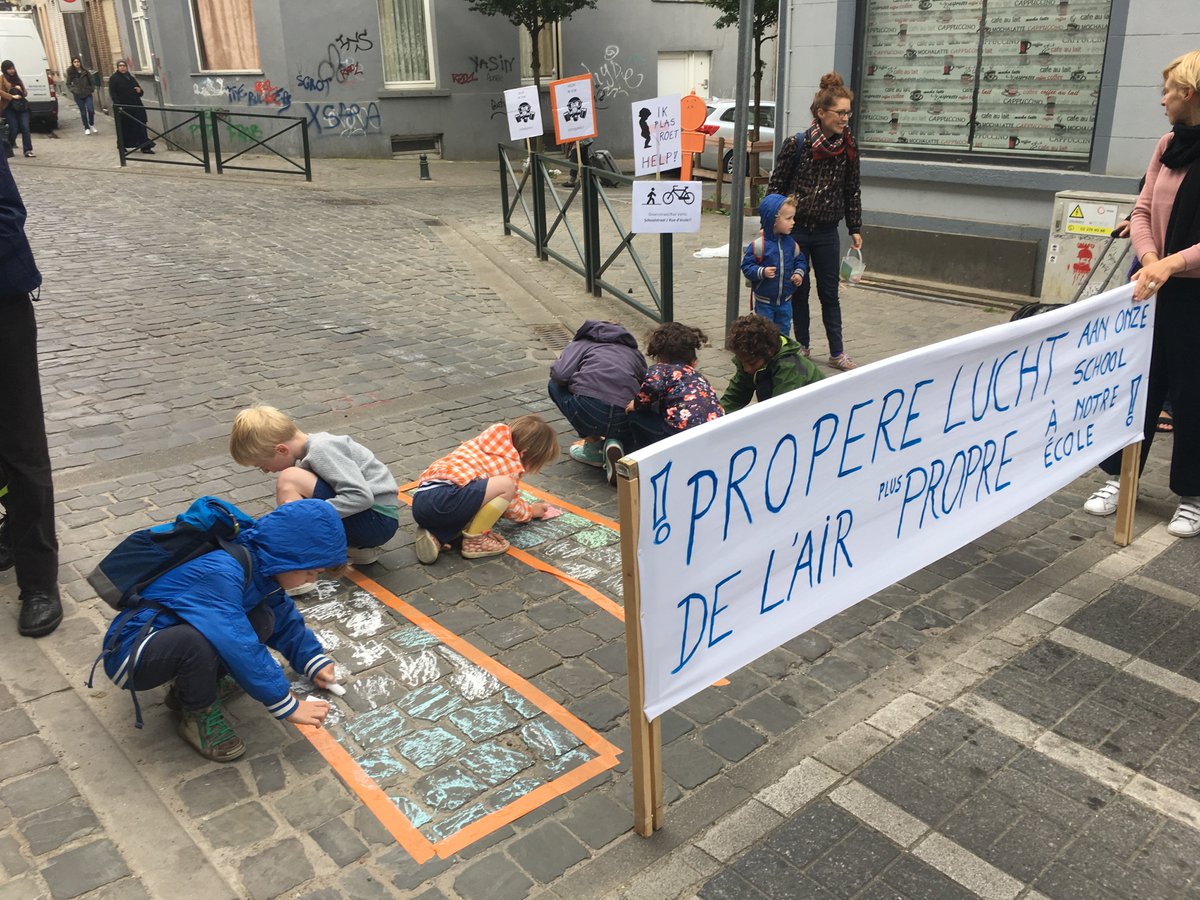 Verkeersveiligheid in Brussel: een school zonder zebrapad. Dan maar de straat blokkeren en zelf eentje maken. #filtercafefiltre.
