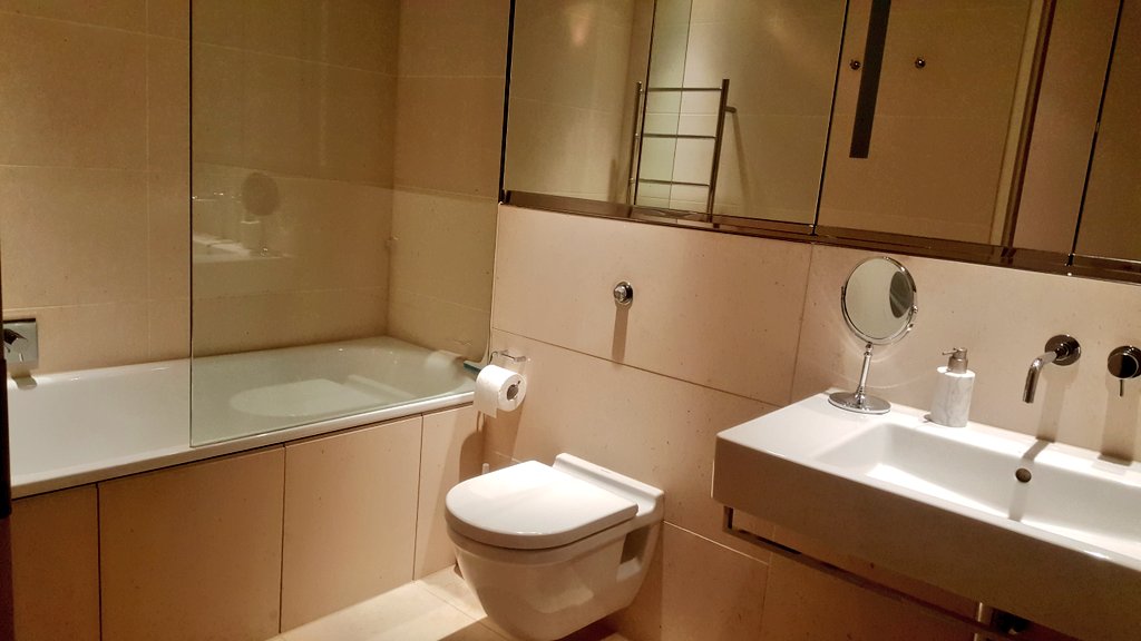 lavendene's tweet photo. After a dirty 9 hour deep clean. This 2 bed 2 bath flat was put back to its former glory ready for tenant move in today. #TGIF #CleaningService #endoftenancy #Rental https://t.co/K6ch9aocRf