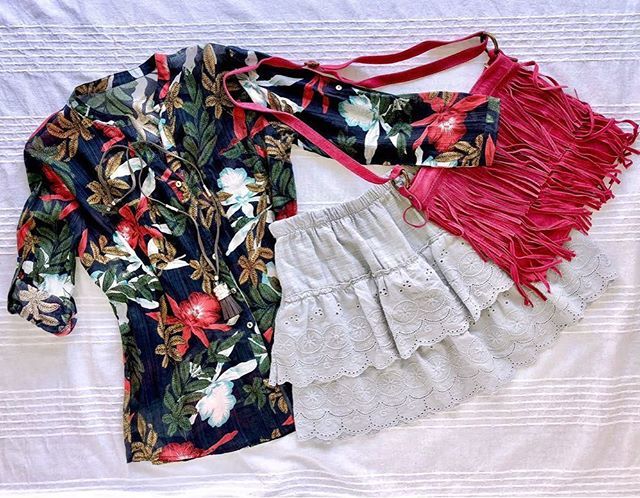 trapotroppo's tweet photo. Buenos días!!🌞 Te proponemos un look fresco y actual para comenzar el finde! Todas las prendas disponibles en https://t.co/0vg20aI60F ❤️#outfitoftheday #ootd #trapotroppolovers #faldaibicenca #bolsoflecos #bandoleras #camisafloral #modalowcost #modac… https://t.co/11jKo8PfRx https://t.co/PwAuNDmpTx
