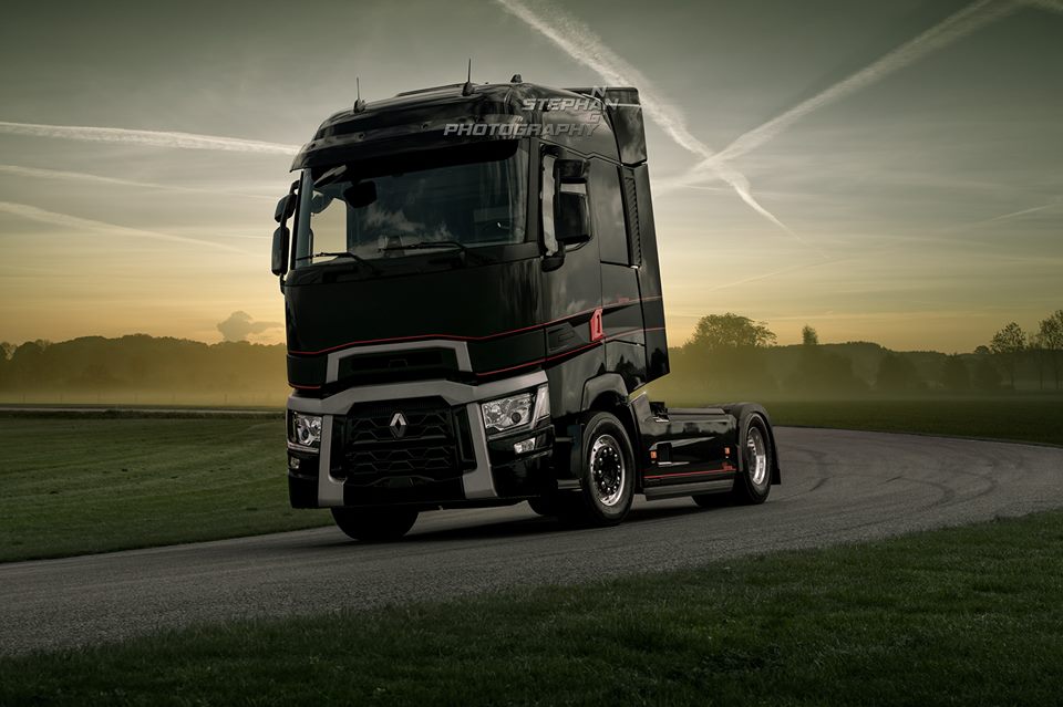 RenaultTrucksCo's tweet image. It&apos;s #picoftheweekend time for #RenaultTrucks! Today, a truly great picture of a T High taken by @NagyStephan in Assen, Netherlands. Who wants to take a ride in it?