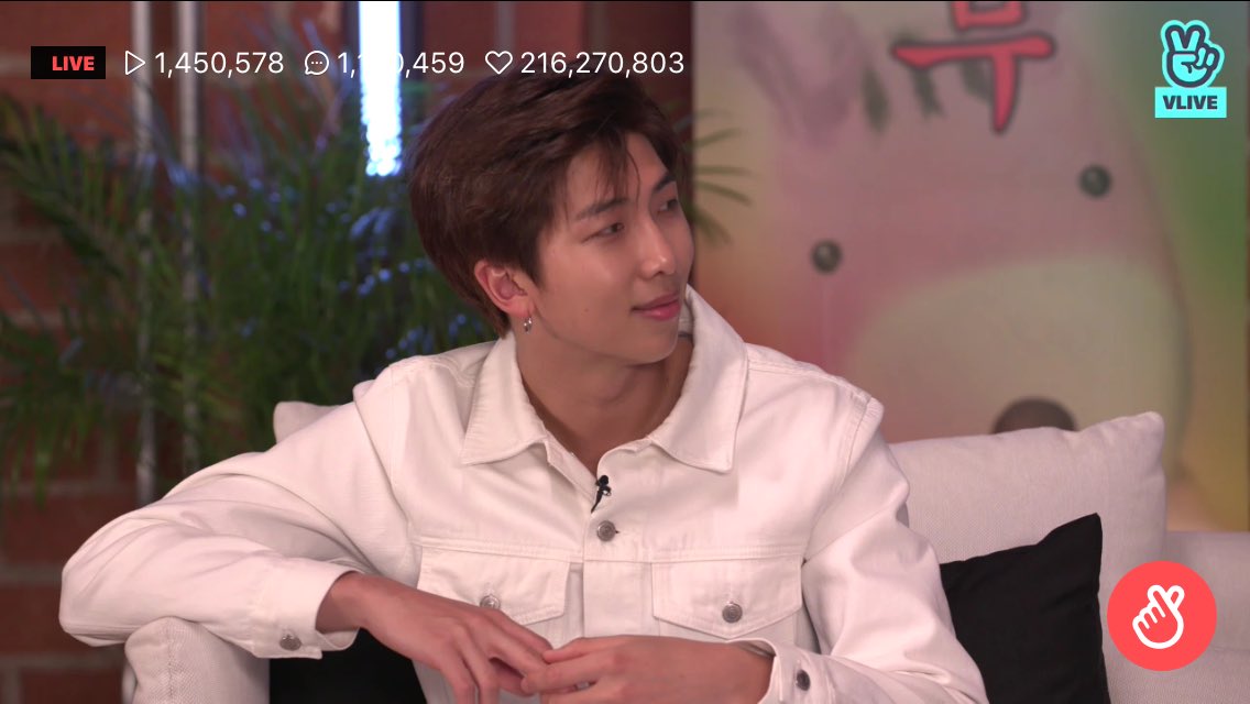 new_tete's tweet photo. RM มีความผัวมากเลยค่า ชอบลุคนี้อ่าา กรี๊ดดดดด~ #BTpetS #IVoteBTSBBMAs @BTS_twt https://t.co/MhuamRe6II