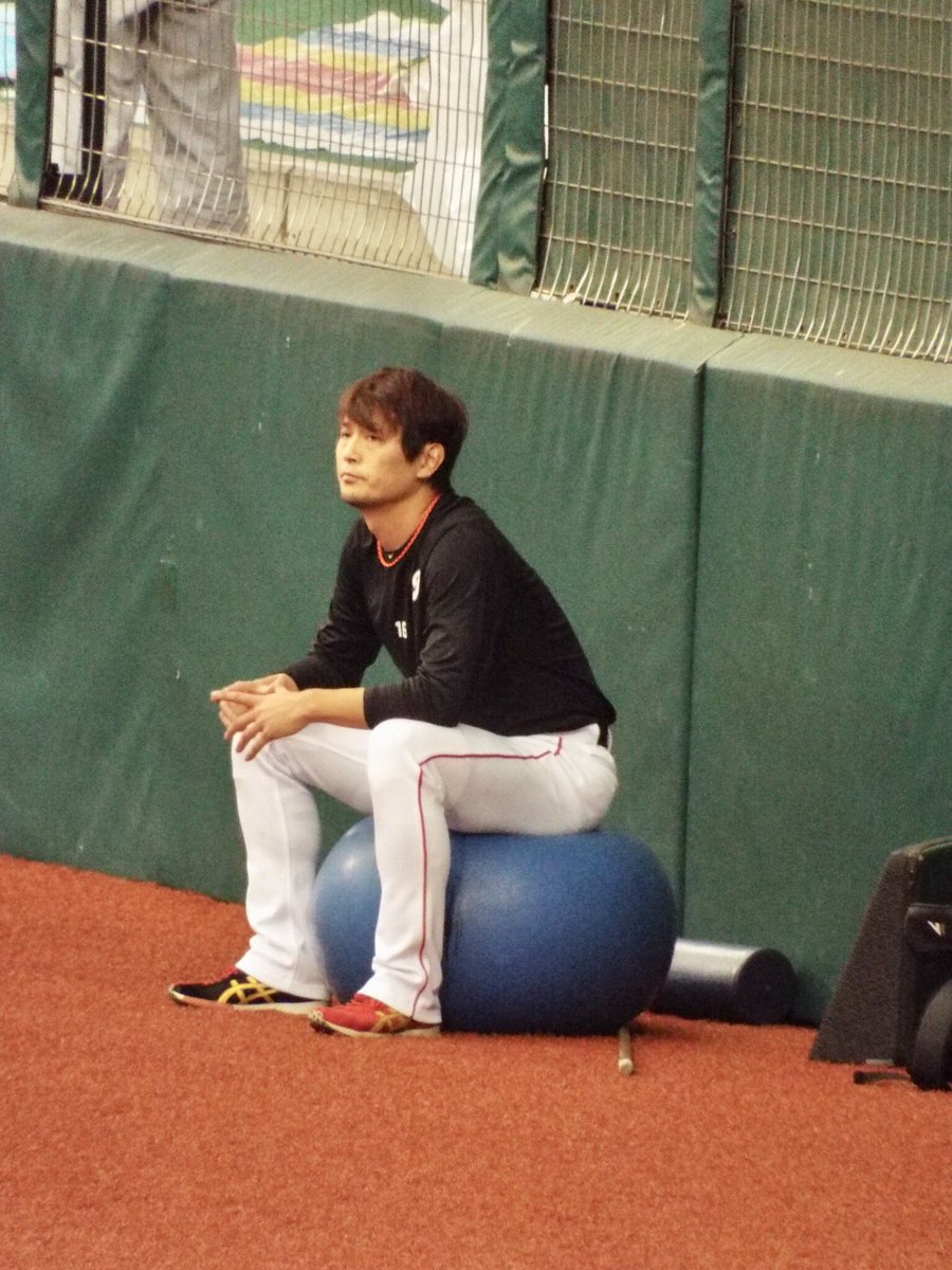 たけ 野球大好き 18 5 11 千葉ロッテマリーンズinメットライフドーム 試合前の練習の時 キャッチボールと バランスボールに座ってひと息ついてるところ 涌井秀章選手