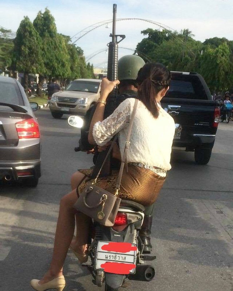 บ้านหมู รับเลี่ยมกรอบพระ tweet media