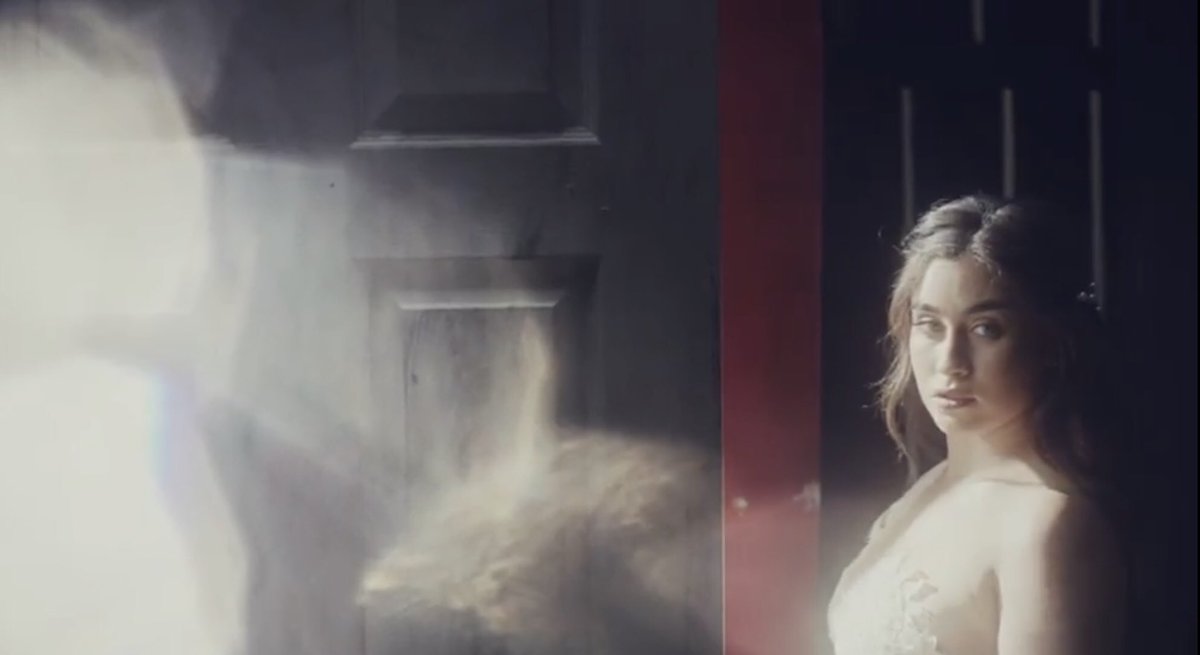 L4URENPARCER4's tweet photo. Cuando todas se van aquí mi corazón se rompió mucho más 

#DSYLMMusicVideo https://t.co/nVv8HtZU7C