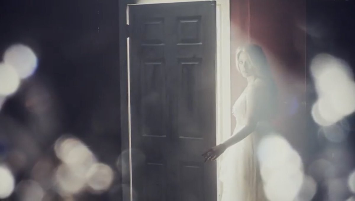 L4URENPARCER4's tweet photo. Cuando todas se van aquí mi corazón se rompió mucho más 

#DSYLMMusicVideo https://t.co/nVv8HtZU7C