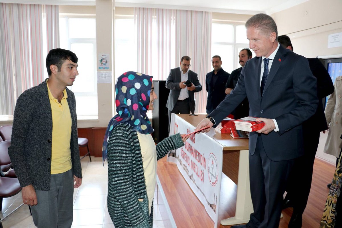 Sivas Kadıburhaneddin Öğrenci Meclisi tarafından 40.000 adet basılan Gençlerle Baş Başa kitabının ilk dağıtımı Sivas Gazi Lisesinde Sayın Valimiz,Milli Eğitim Müdürümüz ve KaBöM üyelerinin katılımıyla gerçekleşti