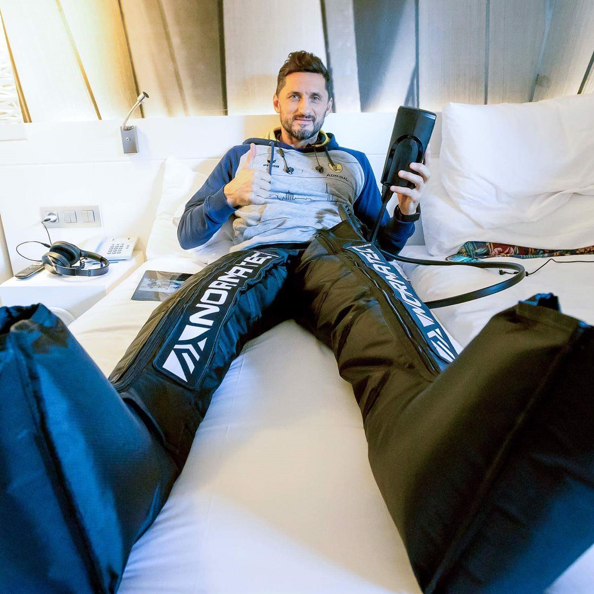 K_Active's tweet photo. Professionelles Equipment für Sieger! Die @RNLoewen sind nach wie vor an der Tabellenspitze. Zur optimalen Regeneration zwischen den Spielen nutzt der amtierende Deutsche Meister und Pokalsieger die Recovery Systeme von NormaTec. Mehr erfahren: https://t.co/4zXCPcj7Tz https://t.co/A8CNqlcGfU