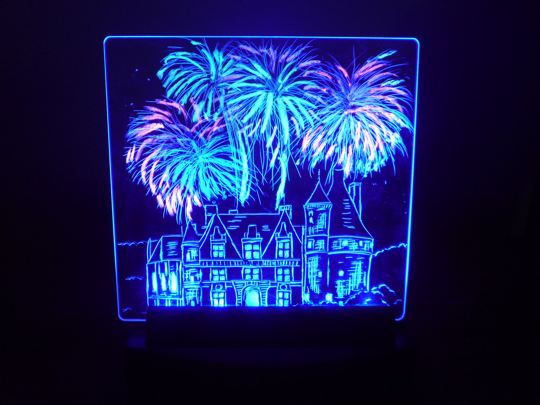 ゆめみる本屋さん 埼玉 熊谷 オンラインショップも営業中です ライトスクラッチ は アクリル板 をニードルでひっかいて描いたイラストや文字が Ledライトの光で美しく浮かび上がります 画像の作品は 透明なアクリル板の下にお城の