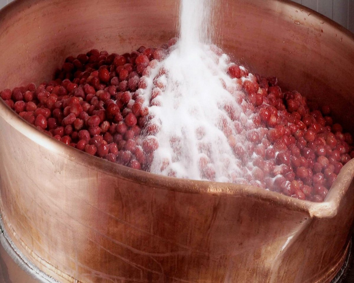 maisonandresy's tweet photo. Des fraises, du sucre de canne, notre bassine en cuivre et tout notre savoir-faire...qui a envie de confiture de fraises comme à la maison ?
#andresyconfitures #tradition #fraises #strawberry #erdbeere #handwerker #ccf #epv #breakfast #madeinfrance #mangeonslocal #jamaddict https://t.co/JSRFU3zaI2