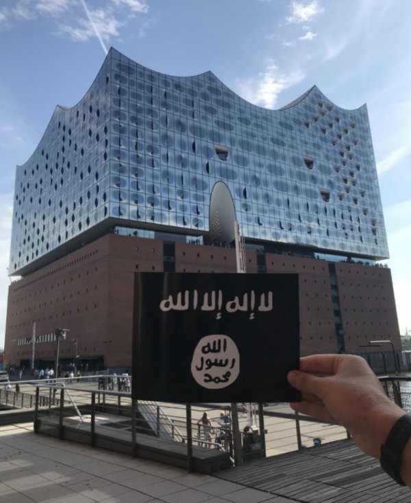_Ambition_1's tweet photo. ALERTE🔴 menace terroriste sur Hamburg #Allemagne  de la part de  Daesh https://t.co/Yu3xYI6f4Y