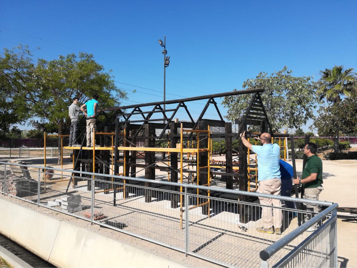 AjuntamentVLC's tweet photo. ↗️En marxa la construcció de la segona #cebera de #LaTorre, una iniciativa de l'Ajuntament, @fpaprenent i l'alumnat del cicle de fusta i moble, que vol recuperar els antics magatzems de cebes que des de fa un segle i mig han acompanyat als llauradors de l'horta. https://t.co/rOJyMygbqZ