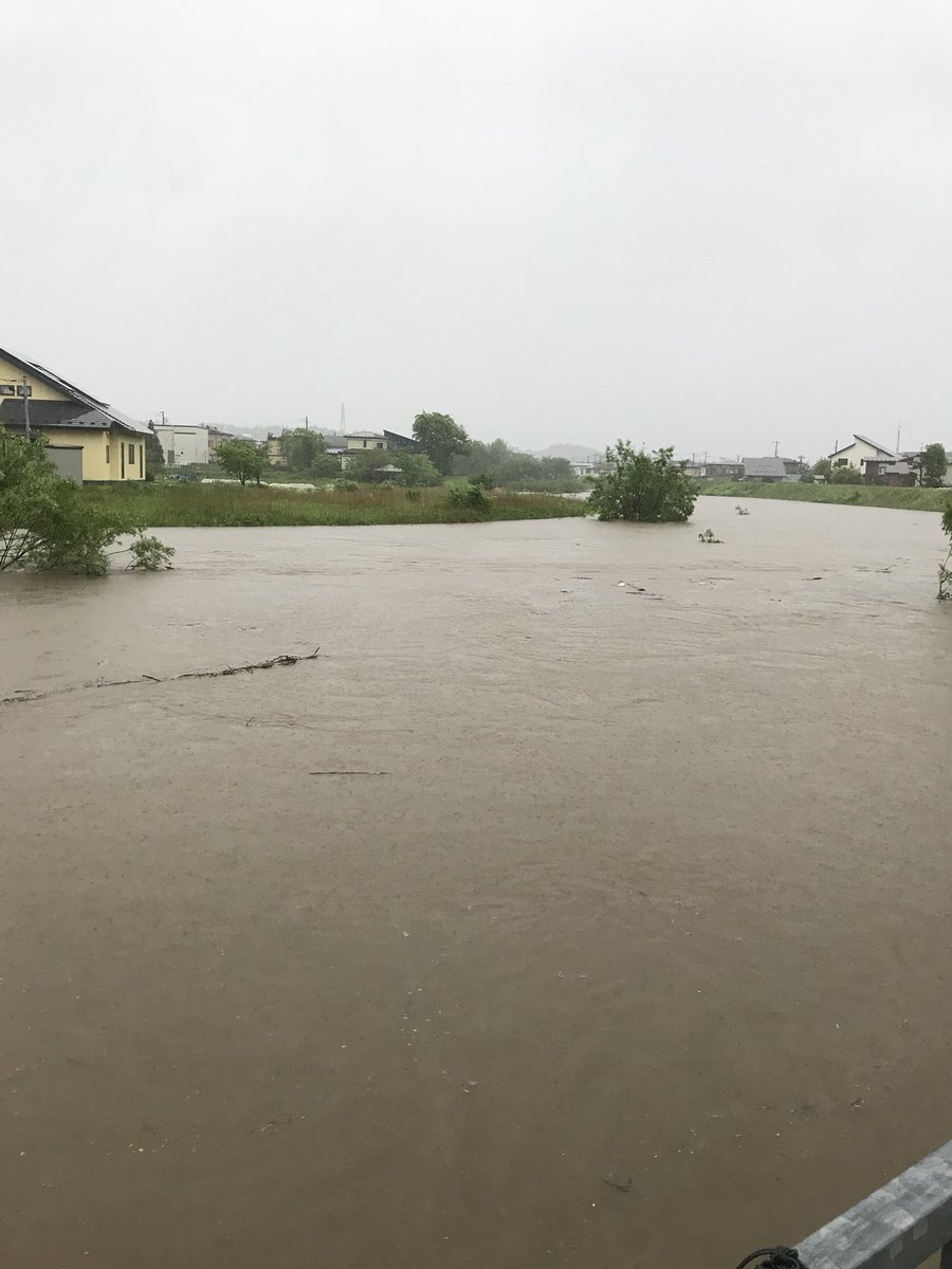 秋田が水没し川が氾濫寸前となっている現場の写真画像