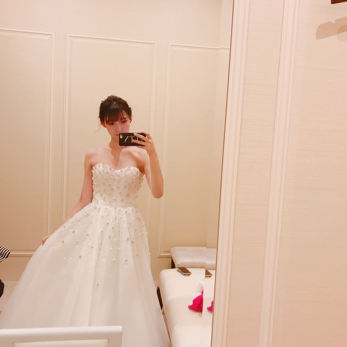 新田 ゆう 久々のウェディングドレス メイクが可愛い オレンジのチークに目がキラキラのアイシャドウ それにしてもロケ緊張したな さ これからマシェバラスタジオ向かわなくちゃ 夜も頑張るよ よろしくね