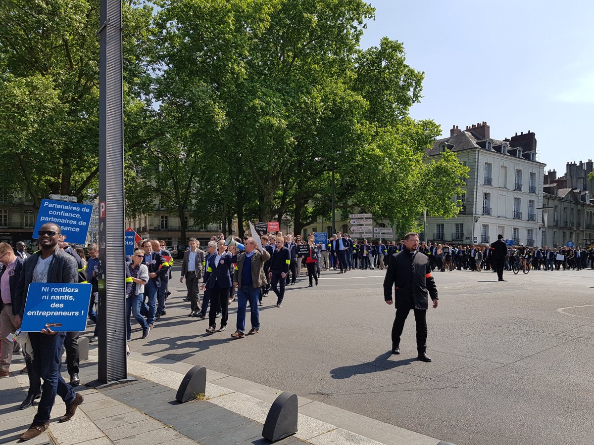 CRCC_angers's tweet photo. Retour sur la #ManifCAC à #Nantes du 17 mai 
Près de 400 participants étaient présents pour protester contre le relèvement des seuils prévu par la loi #PACTE
Bravo et Merci à tous pour votre engagement !
#IntéretGénéral #Confiance #Croissance
@CNCC_audit #PME #CAC https://t.co/3YNqPphlOO