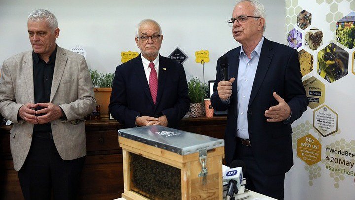 amna_news's tweet photo. 🍯 Γιατί οι μελισσοκόμοι ζουν πολλά χρόνια;
🤔 Αν εξαφανίζονταν οι μέλισσες, πότε θα εξαφανιζόταν και το ανθρώπινο είδος;
Απαντήσεις, στον πρώτο εορτασμό της 🐝 #WorldBeeDay 🐝 από την @SLOinGRE & την @ApivitaGR
https://t.co/aPI7NG3CqU
#apivita #savethebees #20May #BeeWithUs https://t.co/8zGy8WpT4v