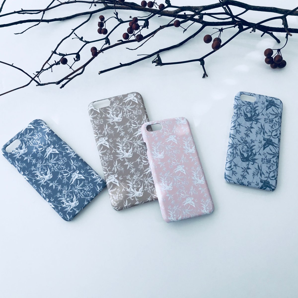 standstore_jp's tweet photo. 【stand】のオリジナルジャガードのバード柄を i phone ケースにしました!
生地では出来なかった色展開もあります
鳥っピーをいつもあなたのおそばに。
#鳥柄 #bird_pattern #iphone_case #iphoneケース #iphoneケース鳥 https://t.co/6FoZwNmVU1