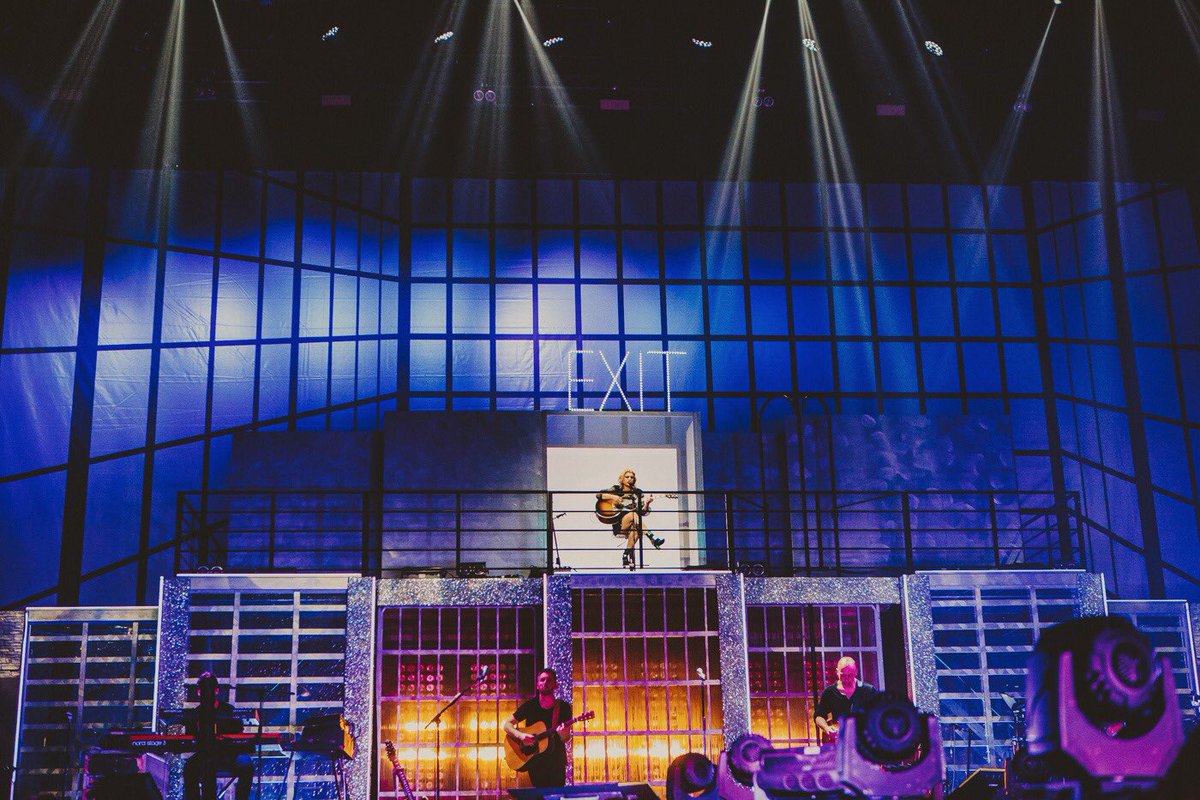 MarroneEmma's tweet photo. Buongiorno.
Solo per dirvi che questa sera al forum mando il mio ologramma.
Io ho da fare.ciao 
#EssereQuiTour https://t.co/MV02jbUqpU