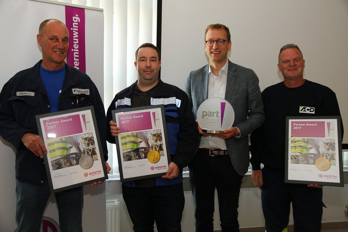 evonikantwerpen's tweet photo. Gisteren reikte #evonikantwerpen een gouden, zilveren en bronzen Partner-Award uit aan haar drie meest veilig werkende contractorfirma’s. #HeraMaintenance kreeg een gouden award, #Boccard kwam zilver toe en #ACD ging aan de haal met de bronzen Partner-Award. #humanchemistry https://t.co/K3LBj3ISWZ