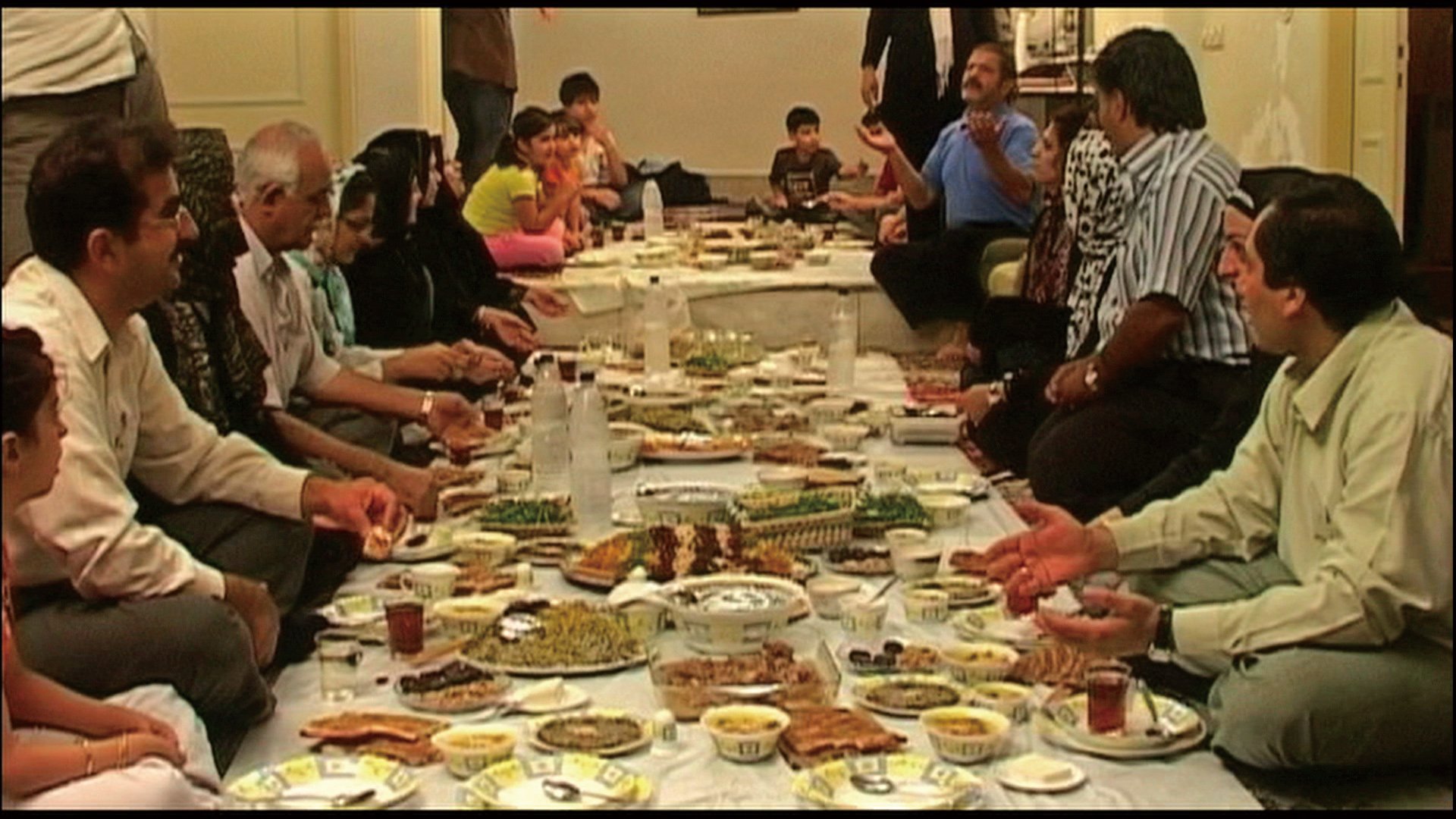 浮き雲 イラン式料理本 監督が生涯を台所で過ごしてきた母親にインスピレーションを受け製作したドキュメンタリー 異世代7人の女性が料理する姿と本音に迫り 食 を通じてイランの伝統的価値観や時代の変化を映し出す そして男性社会に反旗を翻す