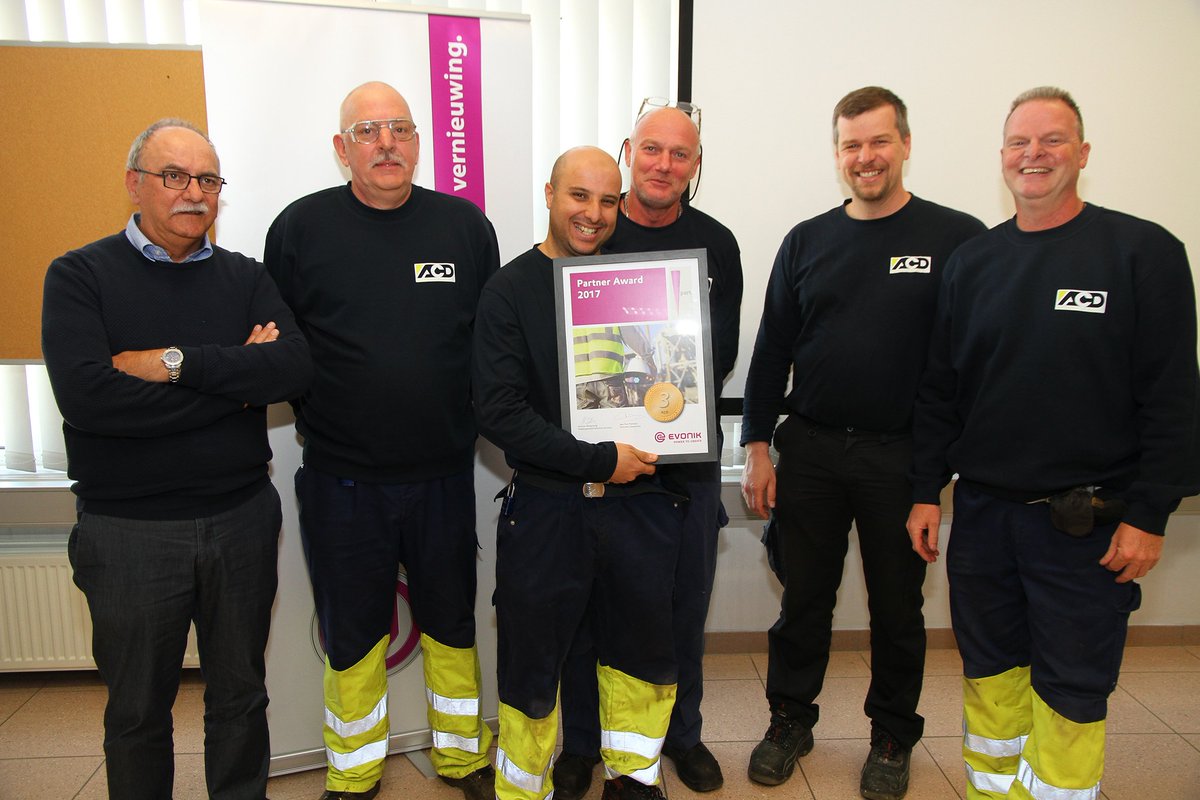evonikantwerpen's tweet photo. Gisteren reikte #evonikantwerpen een gouden, zilveren en bronzen Partner-Award uit aan haar drie meest veilig werkende contractorfirma’s. #HeraMaintenance kreeg een gouden award, #Boccard kwam zilver toe en #ACD ging aan de haal met de bronzen Partner-Award. #humanchemistry https://t.co/K3LBj3ISWZ