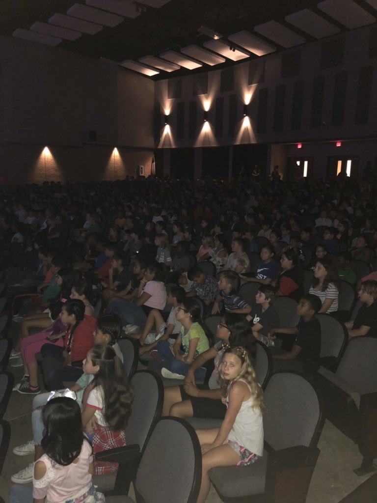 msiprincipal's tweet photo. Packed house at MSI for our MSI Talent Show!  So many great kids here at MSI. https://t.co/ewjsHIGtHJ