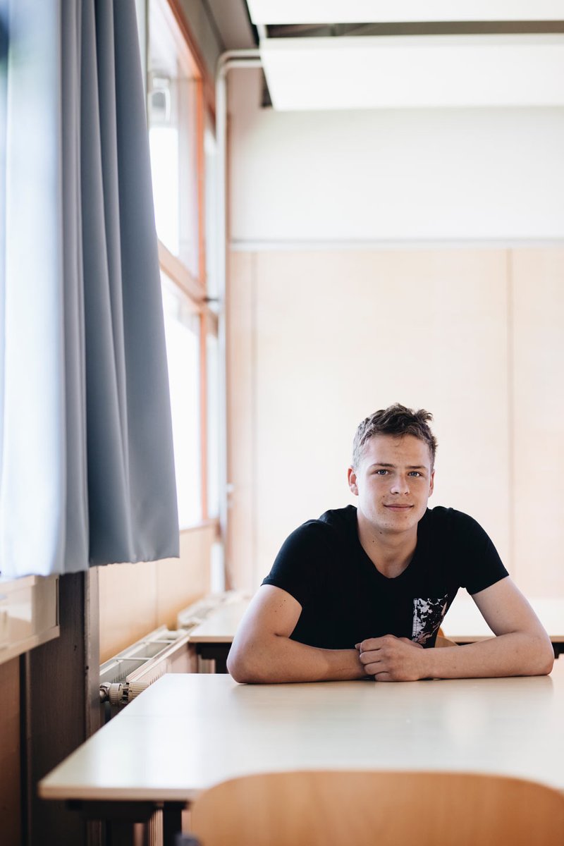 govmbo's tweet photo. Yuri van het @Eldecollege in Schijndel doet examen. Hij maakt zich niet echt zorgen. "Ik leer elke dag twee keer een halfuur per vak, meestal lees ik dan de samenvattingen." En zenuwen? "Daar heb ik eigenlijk niet echt last van." Hoe gaan jouw leerlingen hiermee om? https://t.co/aVzx8leIbL